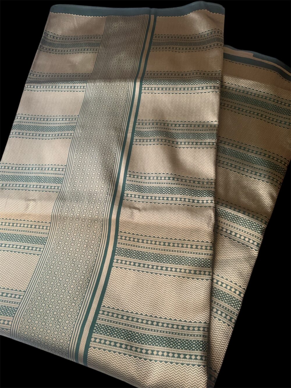 Silk saree with Gold - Image 2